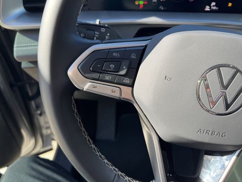 Certified 2025 Volkswagen Tiguan SE image 18