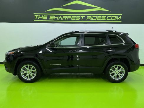 Used 2017 Jeep Cherokee Latitude w/ Comfort & Sound Group AWD/4WD image 6