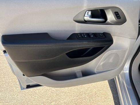 Used 2024 Chrysler Pacifica Touring-L FWD image 10