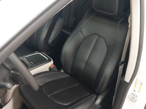 Used 2024 Chrysler Pacifica Touring-L w/ Uconnect Theater Family Group FWD image 23