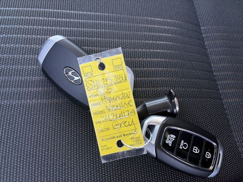 Certified 2025 Hyundai Venue Limited FWD image 28