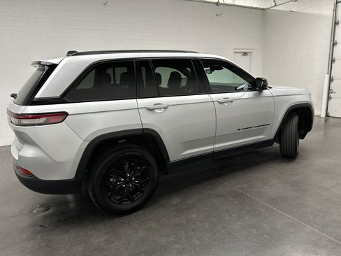 Used 2024 Jeep Grand Cherokee Altitude AWD/4WD image 9