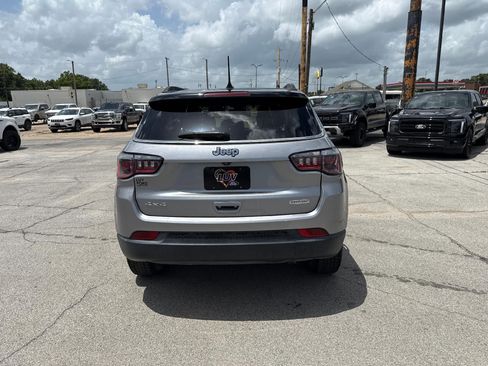 Used 2018 Jeep Compass Latitude w/ Popular Equipment Group AWD/4WD image 9