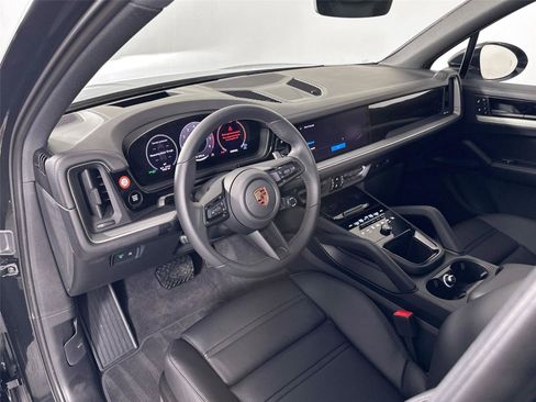 Certified 2025 Porsche Cayenne AWD/4WD image 4