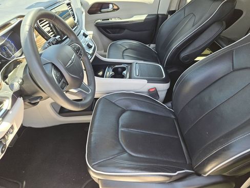 Used 2023 Chrysler Pacifica Limited FWD image 8