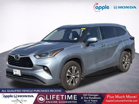 Used 2021 Toyota Highlander XLE AWD/4WD image 3