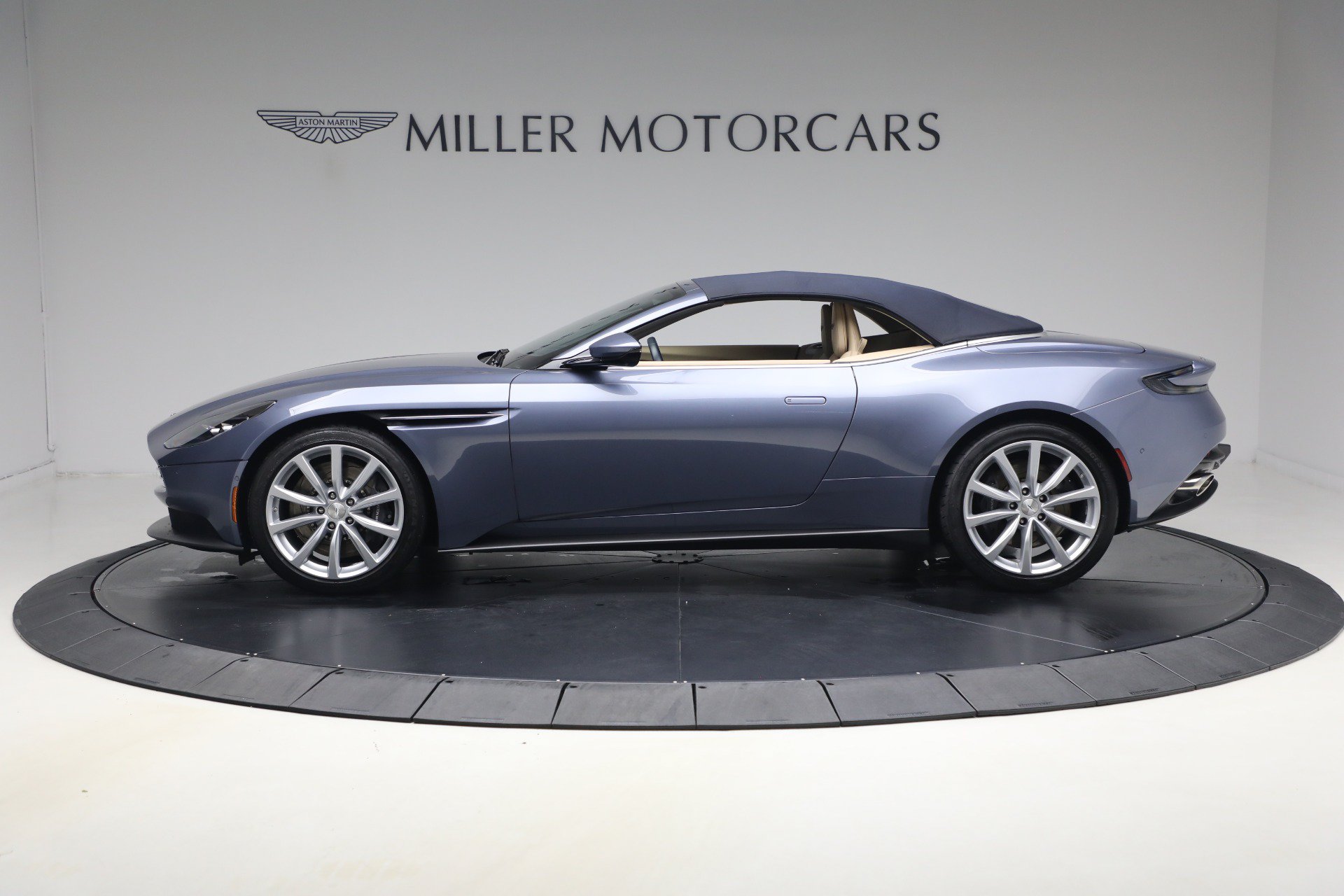 Used 2022 Aston Martin DB11 Volante RWD image 18