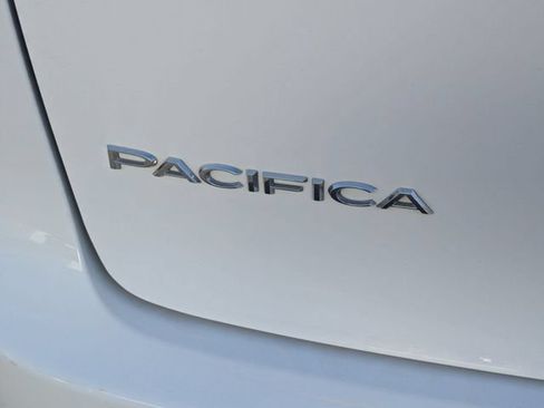 Used 2023 Chrysler Pacifica Touring-L FWD image 11