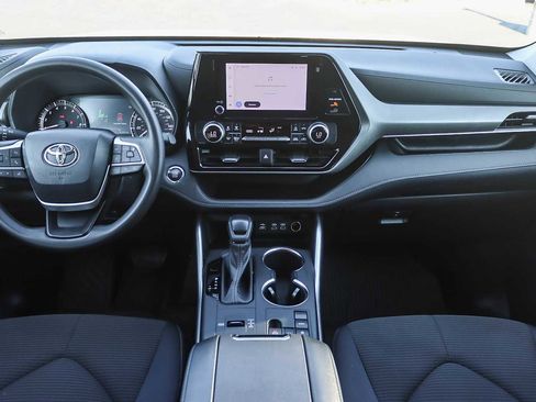 Used 2023 Toyota Highlander L image 11