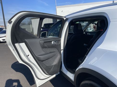 Used 2025 Volvo XC40 B5 Core image 30