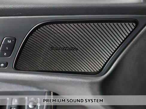 Used 2019 Volvo S60 T5 R-Design image 5