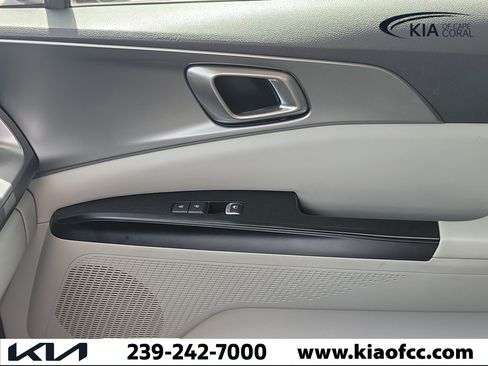 Used 2024 Kia Carnival LX FWD image 31