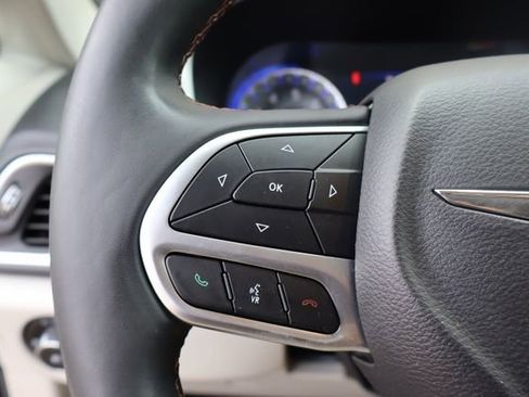 Used 2018 Chrysler Pacifica Touring-L Plus FWD image 11