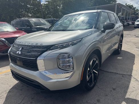 Used 2022 Mitsubishi Outlander ES FWD image 2