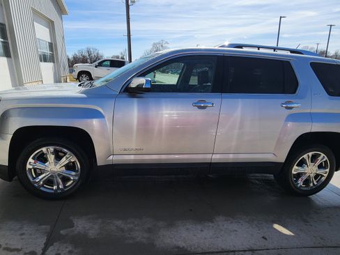 Used 2017 GMC Terrain SLT image 8