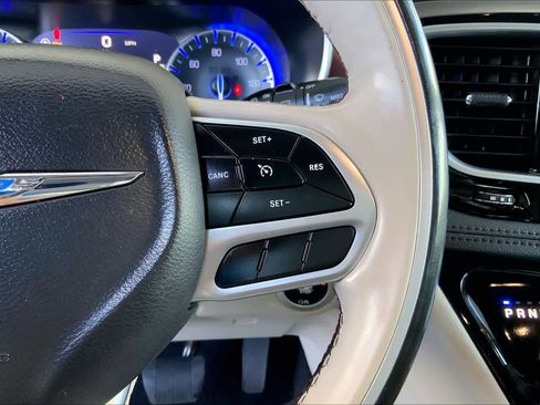 Used 2019 Chrysler Pacifica Limited image 25