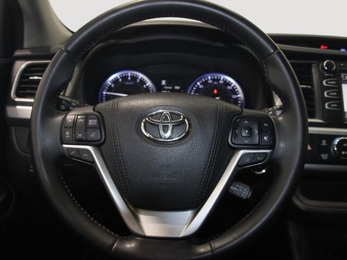 Used 2017 Toyota Highlander XLE image 16