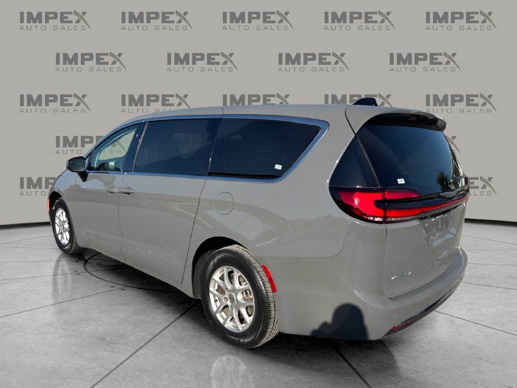 Used 2023 Chrysler Pacifica Touring-L FWD image 3