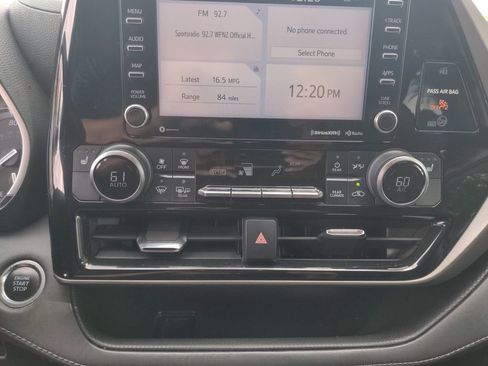 Used 2021 Toyota Highlander XLE image 39