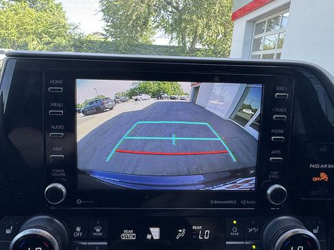 Used 2022 Toyota Highlander XLE AWD/4WD image 17