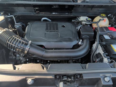 Used 2023 GMC Acadia SLE image 19