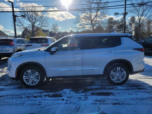 Used 2022 Mitsubishi Outlander ES image 2