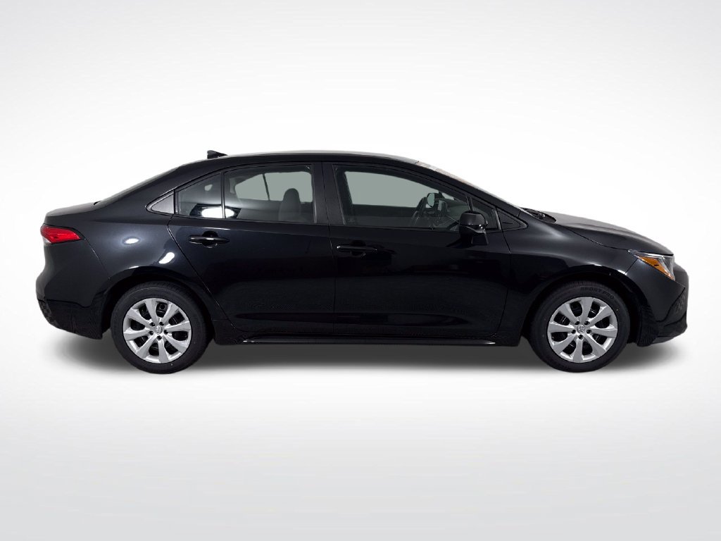 Used 2022 Toyota Corolla LE FWD image 2