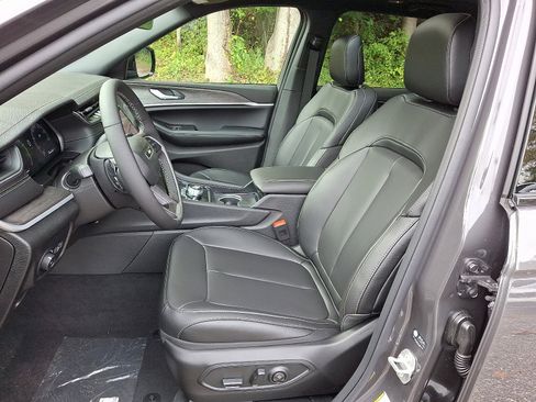 New 2025 Jeep Grand Cherokee Limited image 8