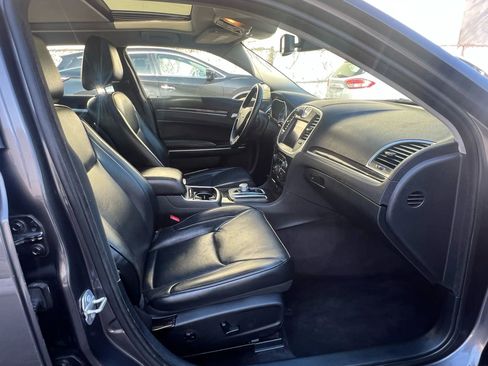 Used 2017 Chrysler 300 C image 31