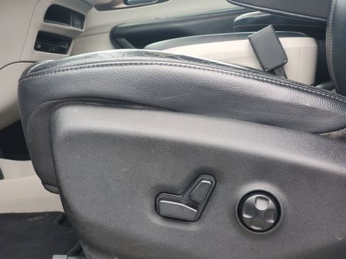 Used 2017 Chrysler Pacifica Touring-L Plus image 13