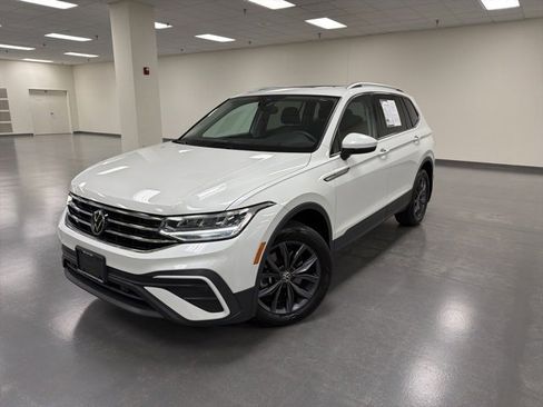 Used 2023 Volkswagen Tiguan SE image 2