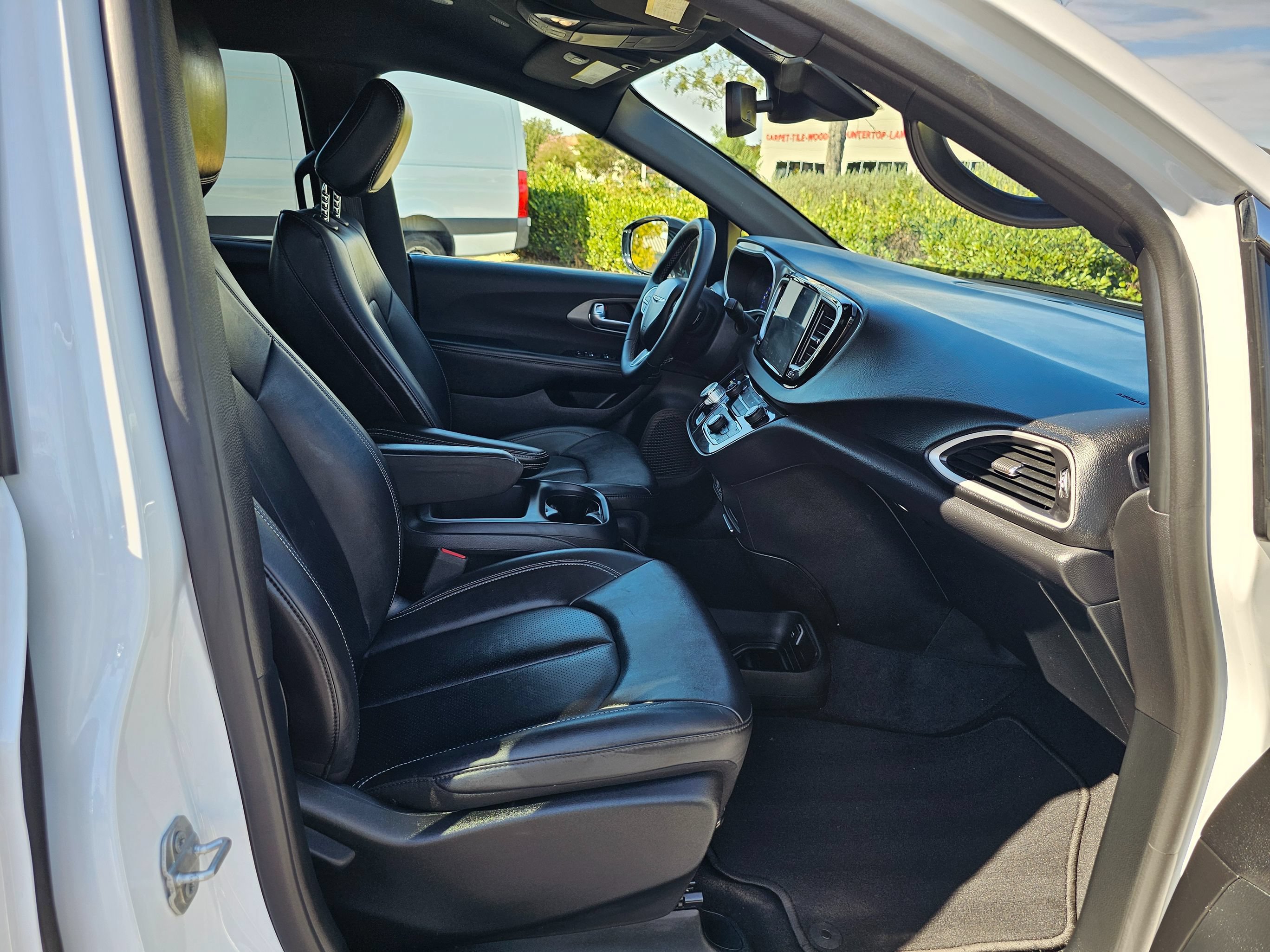 Used 2025 Chrysler Pacifica Select FWD image 36