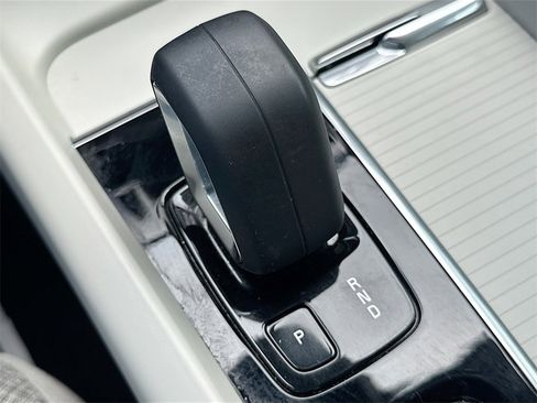 Used 2022 Volvo XC60 B5 Momentum image 18