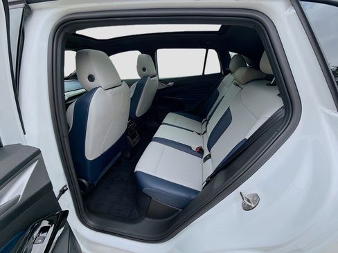 Certified 2025 Volkswagen ID.4 Pro S w/ ID.4 Black Package image 24