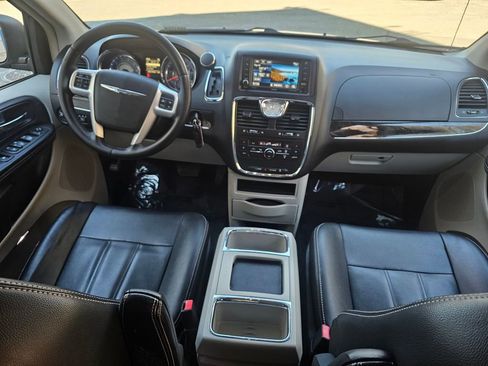 Used 2016 Chrysler Town & Country Touring image 18