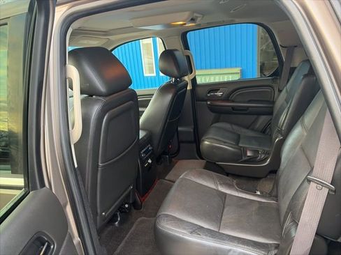 Used 2012 Cadillac Escalade Luxury image 17