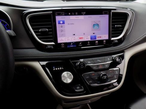Used 2023 Chrysler Pacifica Touring-L FWD image 18