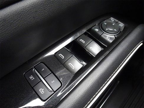 Certified 2022 Cadillac Escalade ESV Premium Luxury image 22