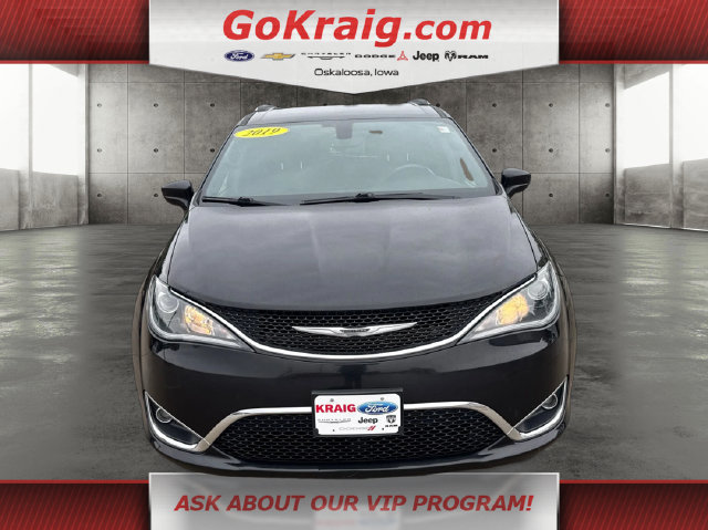 Used 2019 Chrysler Pacifica Touring-L FWD image 2
