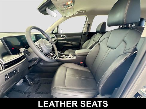 Used 2025 Kia Sorento S image 11