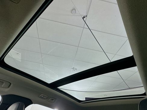 Used 2025 Volvo XC40 B5 Plus image 24