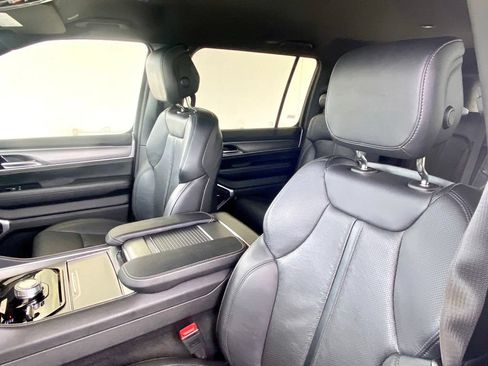 Used 2025 Jeep Wagoneer L Series II AWD/4WD image 15