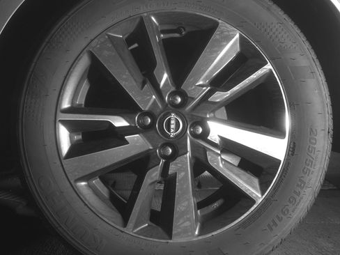 Used 2025 Nissan Versa SV FWD image 14