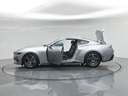 Used 2025 Ford Mustang Premium image 38