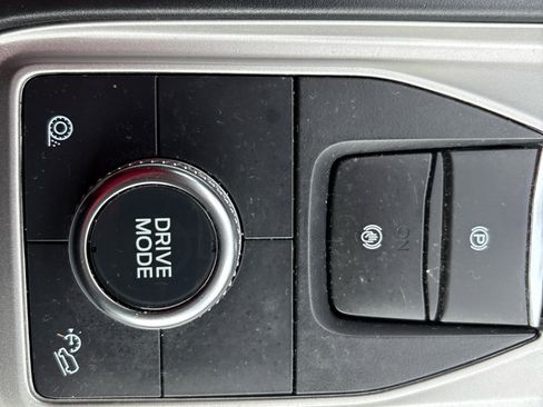 Used 2023 Ford Explorer XLT image 13