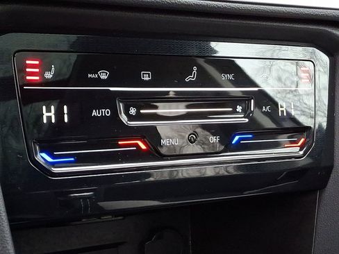 Certified 2025 Volkswagen Taos SE w/ Panoramic Sunroof Package image 16