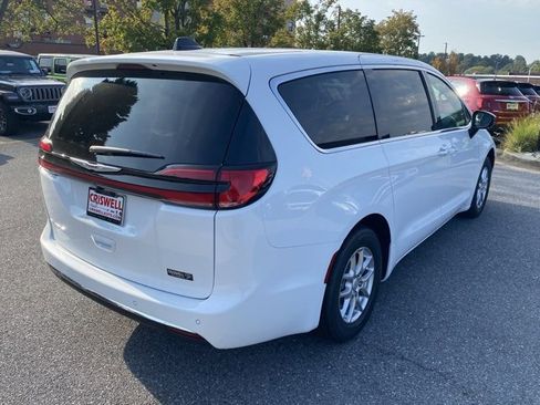 New 2026 Chrysler Pacifica Select image 8