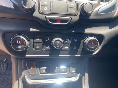 Used 2019 GMC Terrain SLE w/ Driver Convenience Package FWD image 17