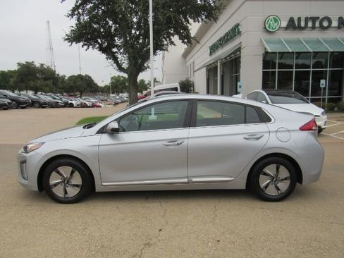 Used 2022 Hyundai Ioniq SE image 12