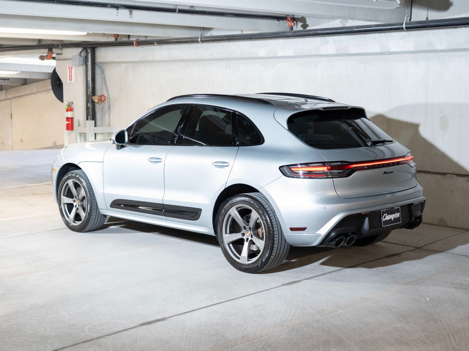Certified 2023 Porsche Macan AWD/4WD image 3